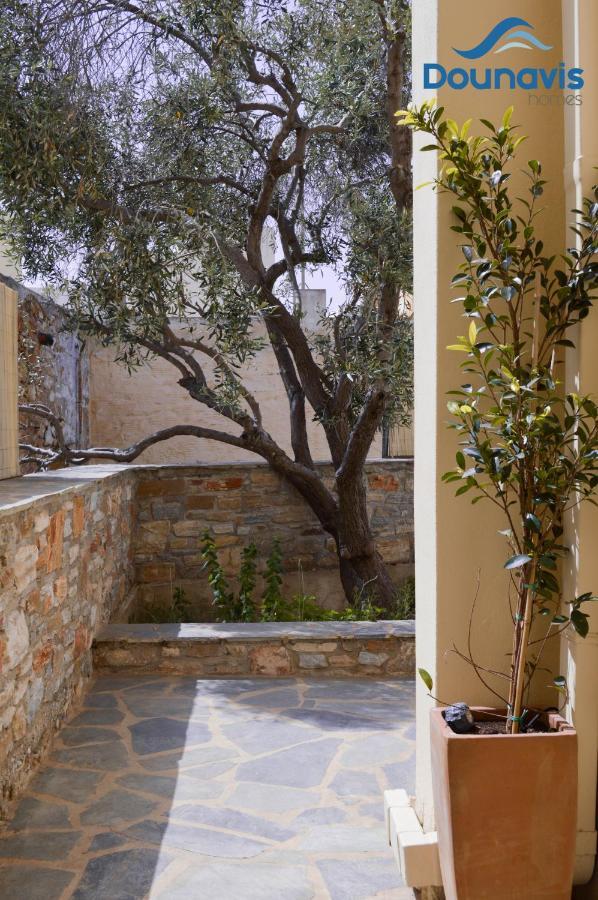 Dounavis Homes: The Hidden Olive Apartment *